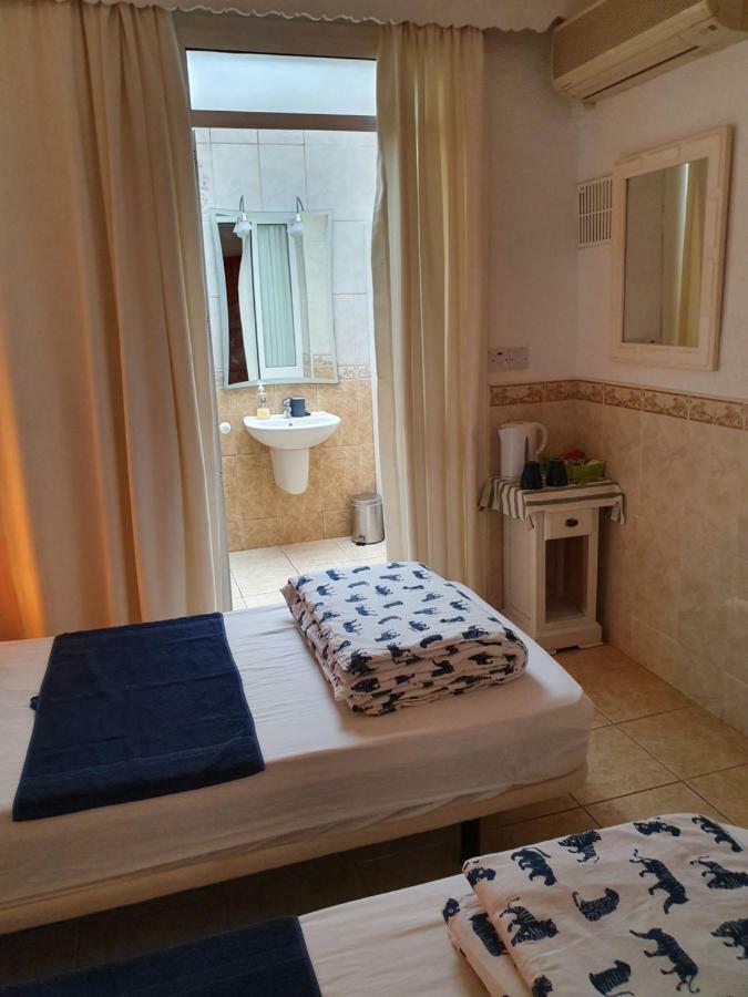 Roberto Guest House เบนัลมาเดนา ภายนอก รูปภาพ